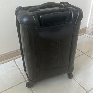 Tumi international carry on